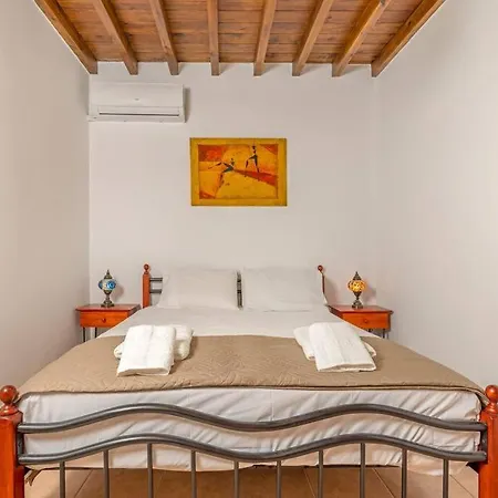 דירה Margaritis Luxury Medieval House *